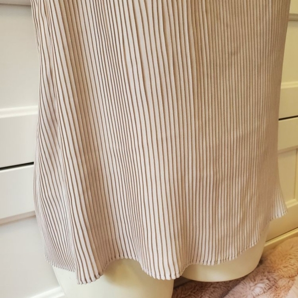 ๐3 for $25๐ Banana Republic Beige Flowy Accordion Pleated Top - Picture 4 of 8